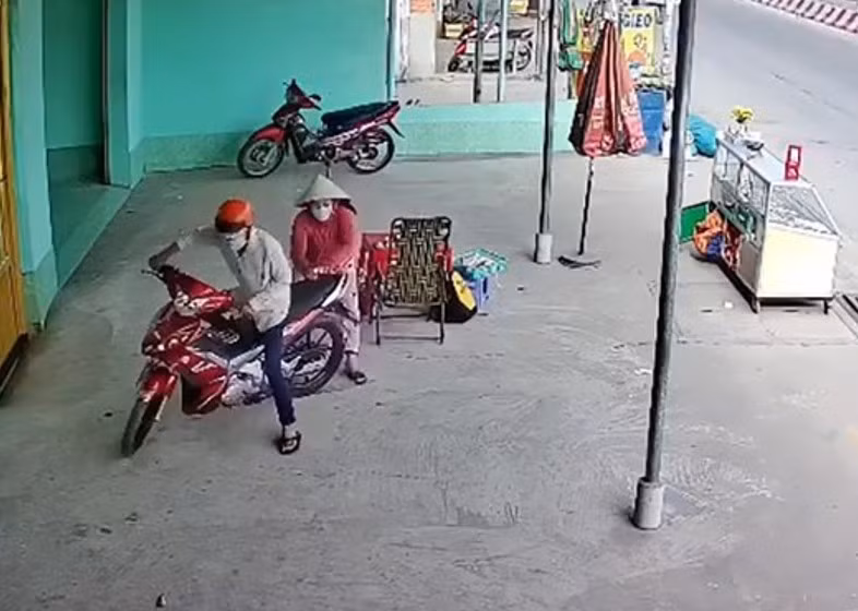 Người phụ nữ bán vé số bị tên trộm xe kéo lê trên đoạn đường hơn 30m -0