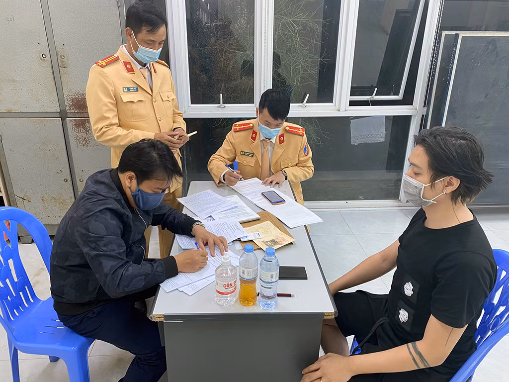 Test nhanh “ra” tài xế ô tô dương tính với ma tuý -0