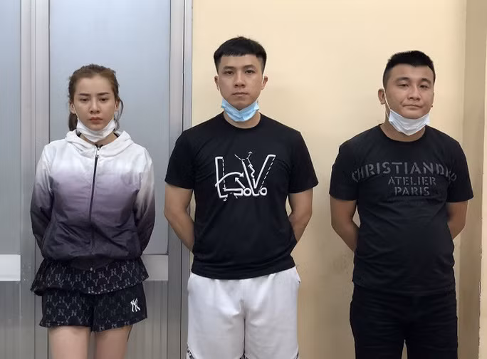 Dàn cảnh giả bộ đi đòi nợ, chủ nhà mở cửa xông vào cướp -0