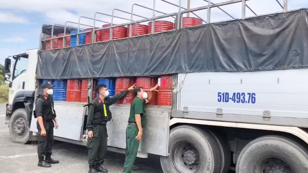 Trong một ngày bắt 4 xe tải chở hàng chục tấn hàng hóa không rõ nguồn gốc xuất xứ -0