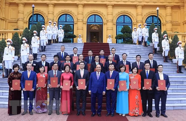 Chủ tịch nước Nguyễn Xuân Phúc trao quyết định phong hàm Đại sứ -0
