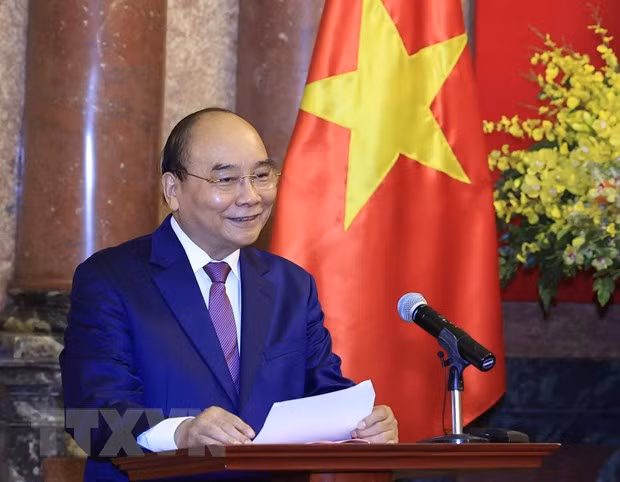 Chủ tịch nước Nguyễn Xuân Phúc trao quyết định phong hàm Đại sứ -0