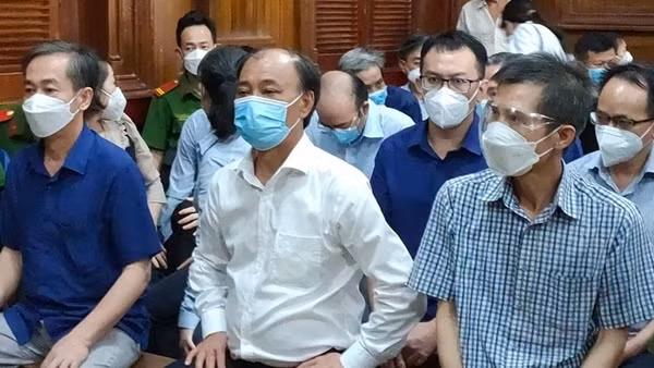 Cựu Giám đốc Sở Xây dựng xin hoãn phiên tòa vì "yếu, khó thở" ảnh 5