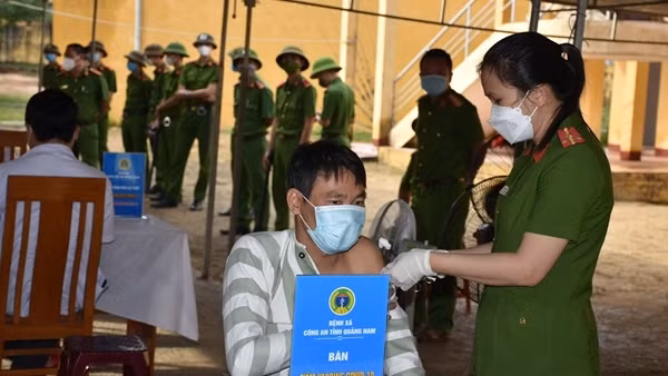 Gần 560 can, phạm nhân tại Quảng Nam được tiêm vaccine phòng COVID-19 ảnh 2