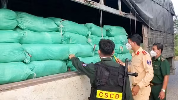 Bắt giữ nhiều vụ hàng hóa không rõ nguồn gốc ảnh 2