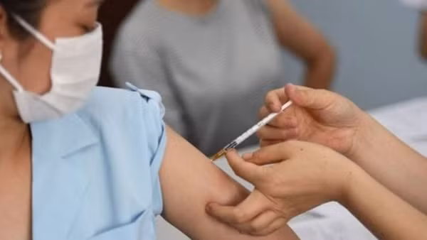 Gần 98% dân số trên 18 tuổi của Việt Nam đã tiêm vaccine mũi 1 phòng COVID-19 ảnh 1