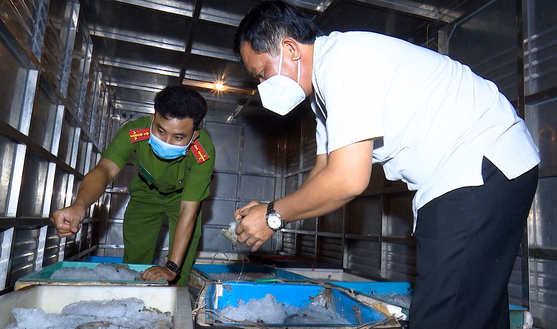 Bắt quả tang đối tượng vận chuyển trên 300kg tôm chứa tạp chất -1