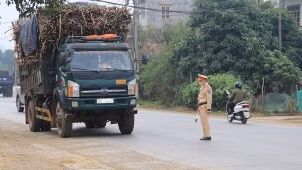 Xử lý nghiêm xe chở quá tải trên địa bàn Khu kinh tế Dung Quất ảnh 3