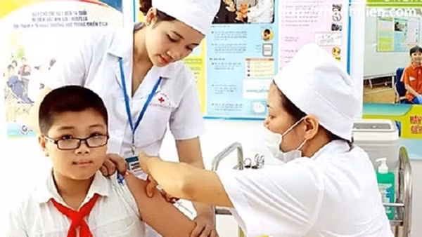 Tỷ lệ bao phủ mũi 1 vaccine phòng COVID-19 đạt 100% ở người từ 18 tuổi trở lên ảnh 1