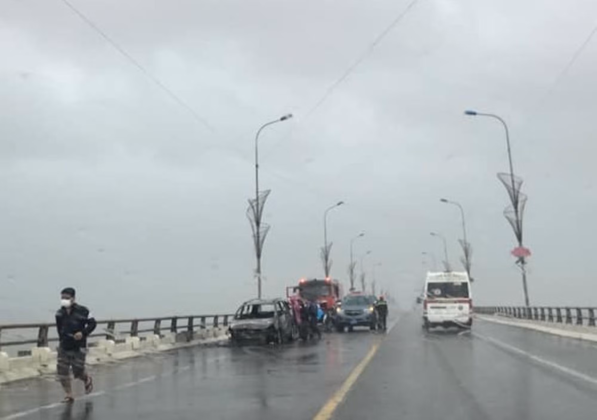 Ô tô bốc cháy dữ dội khi đang lưu thông trên đường -0