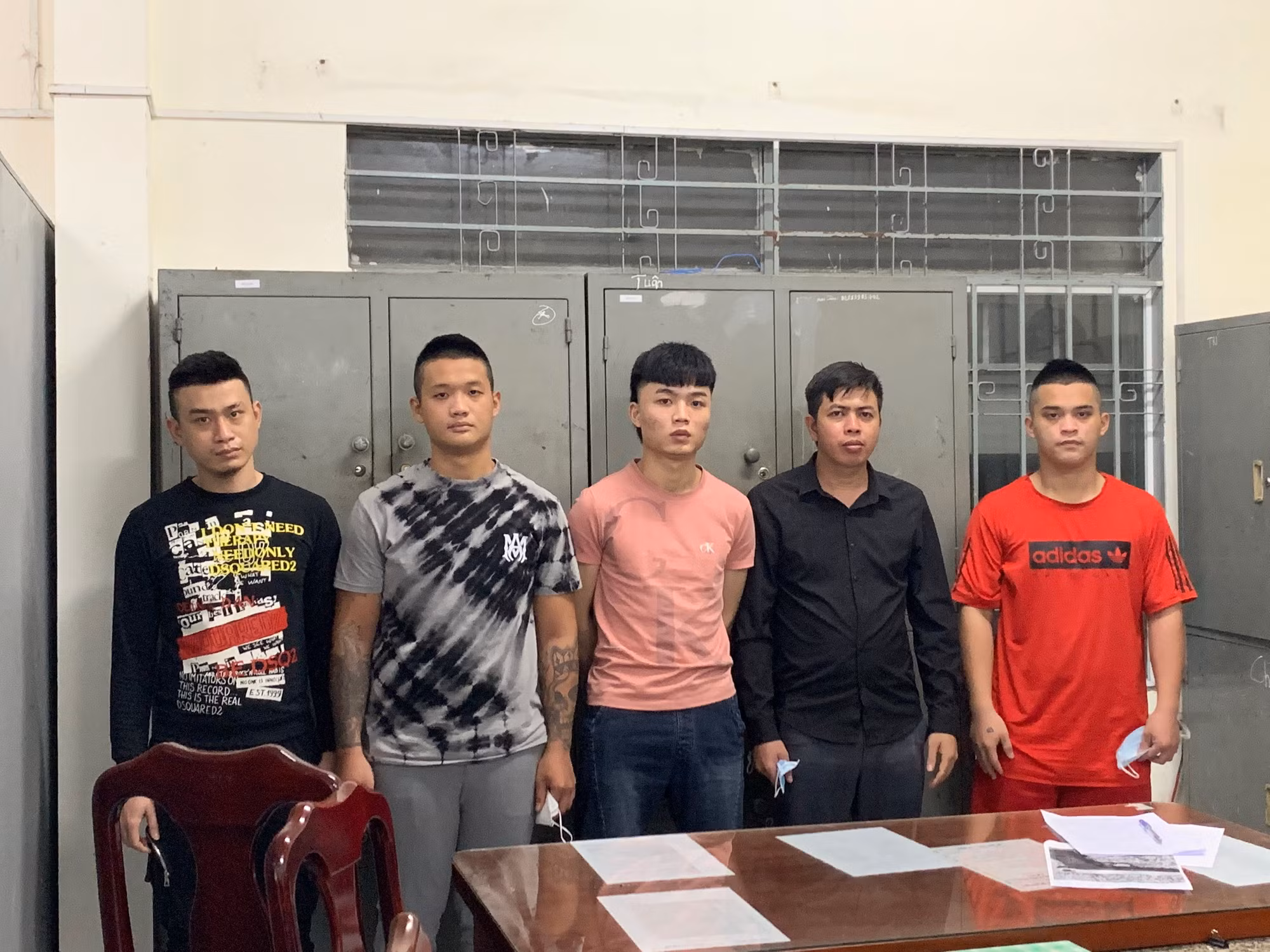 Truy bắt hai nhóm thanh niên hỗn chiến bằng súng và hung khí nguy hiểm -0