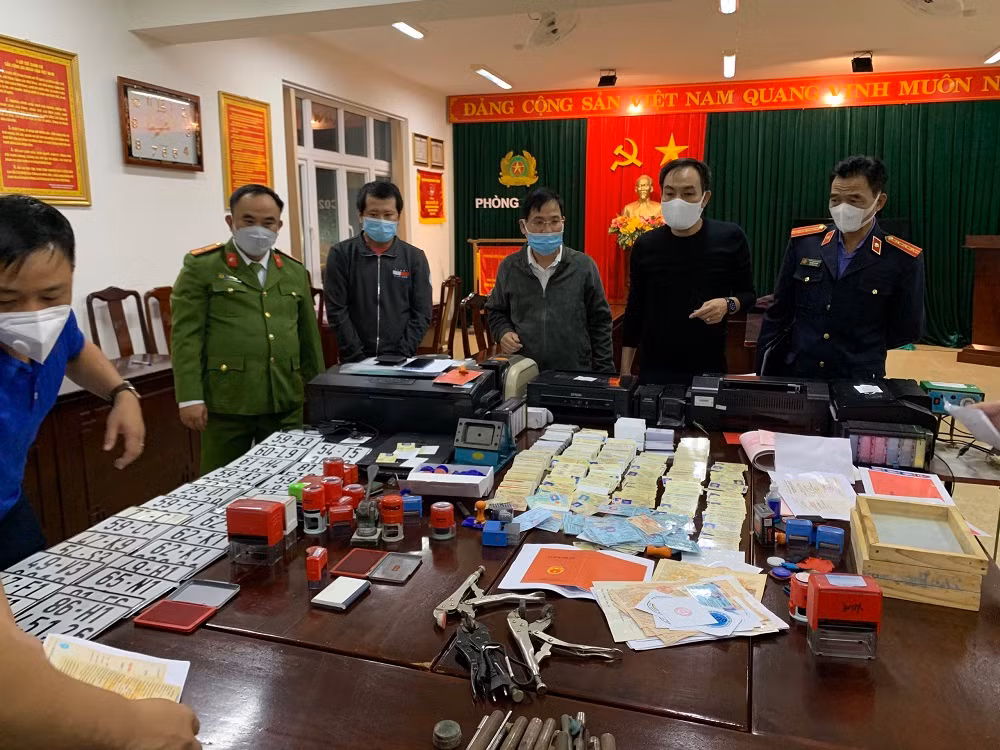 Làm giả hơn 20.000 tài liệu của cơ quan, tổ chức; thu lợi bất chính hơn 30 tỷ đồng -0