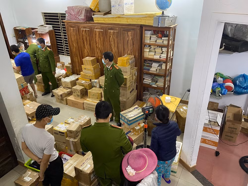 Phát hiện lô hàng trị giá khoảng 1 tỷ đồng không rõ nguồn gốc -0