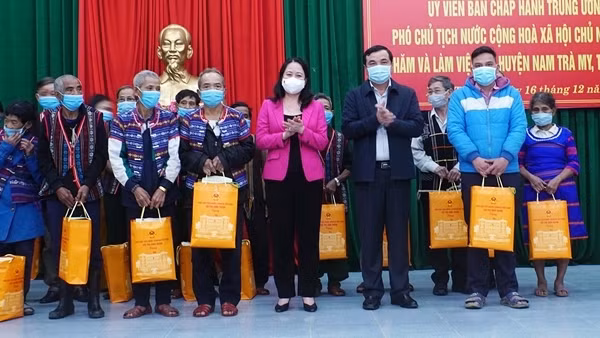 Phó Chủ tịch nước Võ Thị Ánh Xuân tặng quà người dân vùng sạt lở ở tỉnh Quảng Nam