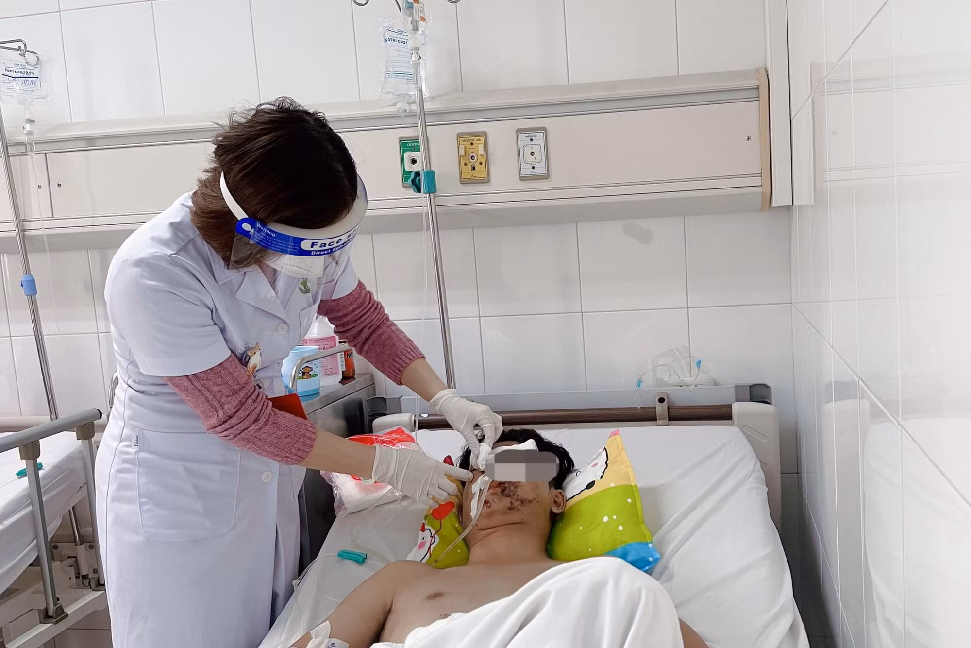 Tự chế pháo, nam thanh niên 19 tuổi hỏng một bên mắt, nát hai tay -0