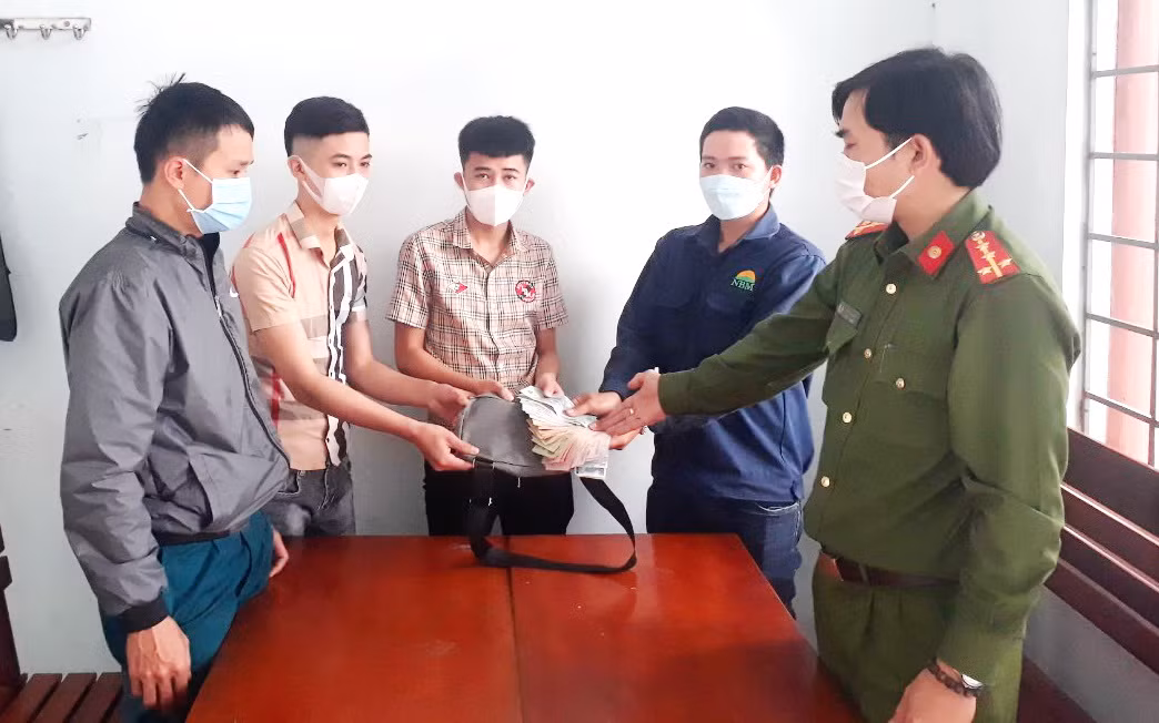 Công an xã Hòa Trị hỗ trợ tìm kiếm, trao trả gần 13 triệu đồng cho người đánh rơi -0