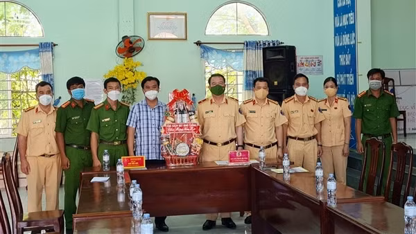Theo chân CSGT ra quân đợt cao điểm bảo vệ Tết ảnh 16