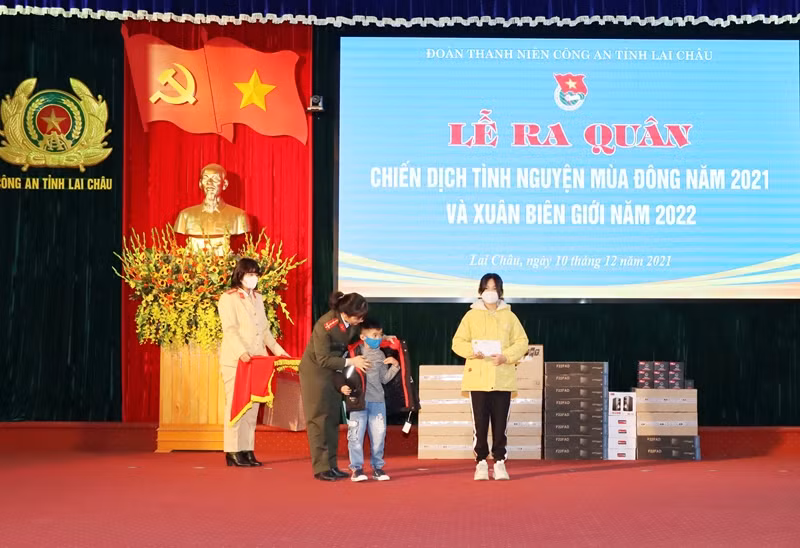 bí thư đoàn công an tỉnh nhận đỡ đầu 2 em nuôi của đoàn.jpg -0