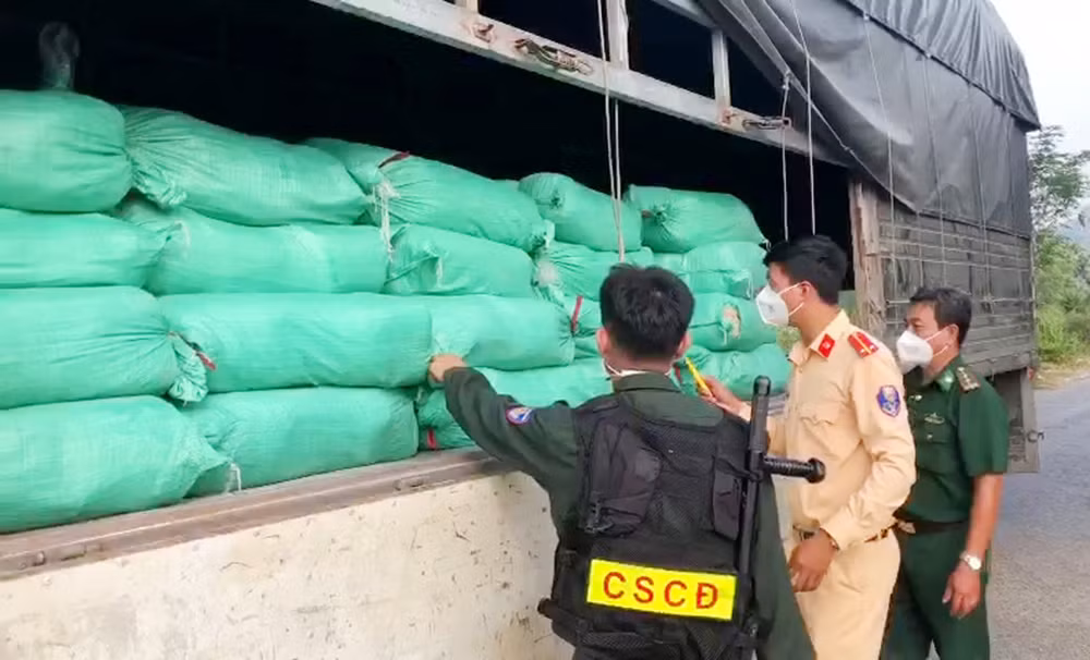 Trong một ngày bắt 4 xe tải chở hàng chục tấn hàng hóa không rõ nguồn gốc xuất xứ -0