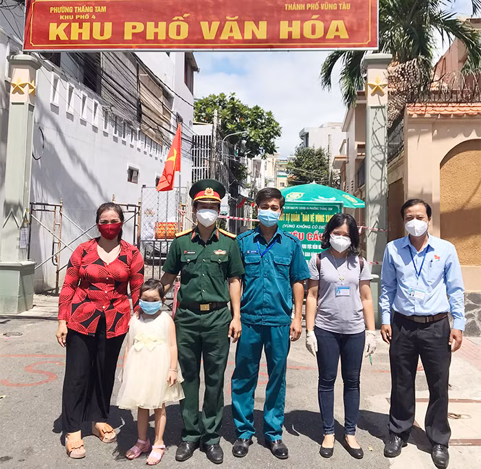 Chuyện về người lính đưa tro cốt nạn nhân COVID-19 -0