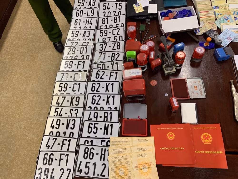 Làm giả hơn 20.000 tài liệu của cơ quan, tổ chức; thu lợi bất chính hơn 30 tỷ đồng -0