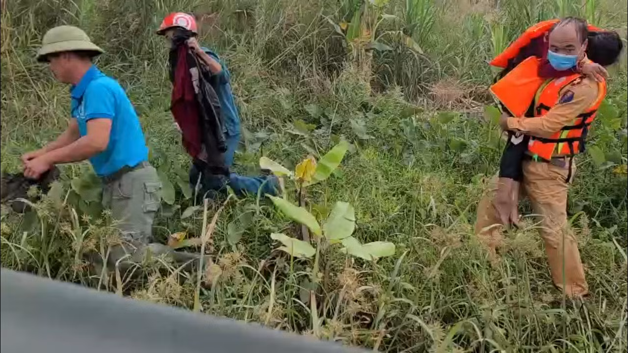 CSGT lao xuống sông cứu người phụ nữ nhảy cầu tự tử -0