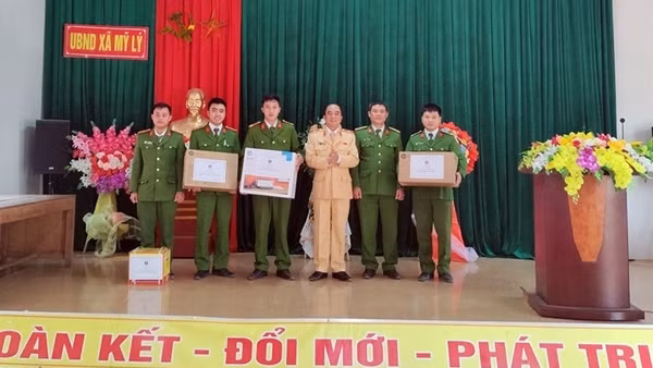 Theo chân CSGT ra quân đợt cao điểm bảo vệ Tết ảnh 15