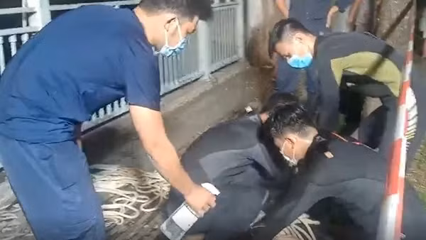 Xuyên đêm cứu nạn nhân nhảy kênh và người tâm thần mắc kẹt trong nhà