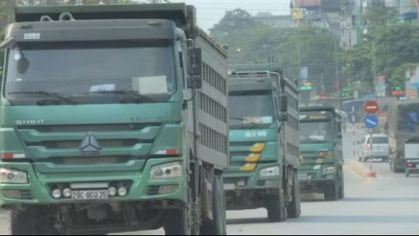 Xử lý nghiêm hành vi điều khiển xe quá tải, thách thức CSGT ảnh 2