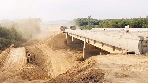Dự án cao tốc Cam Lộ - La Sơn chậm tiến độ do vướng mặt bằng ảnh 2
