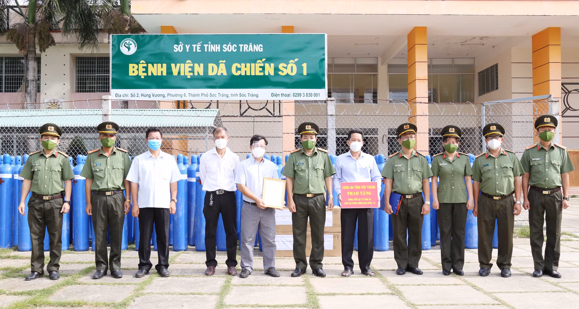 Công an Sóc Trăng tặng trang thiết bị y tế cho bệnh viện điều trị COVID-19 -0