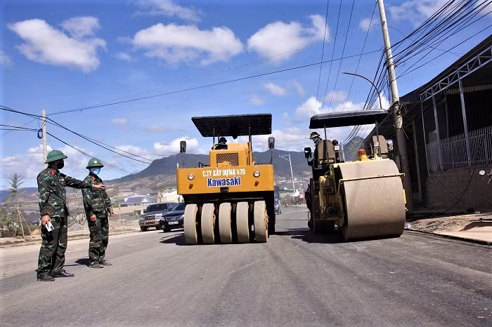 Sắc phục quân nhân trên những công trường ở thành phố ngàn hoa -0