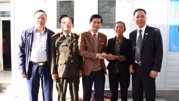 Chi Hội Nhà văn Công an phối hợp tặng nhà tình thương cho phụ nữ nghèo