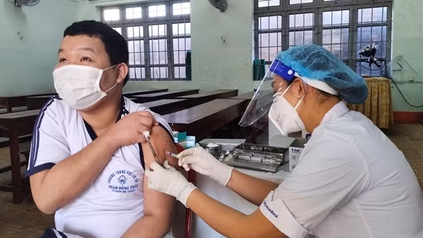 Không có chuyện nữ sinh lớp 7 tiêm cùng lúc 2 mũi Pfizer ảnh 4
