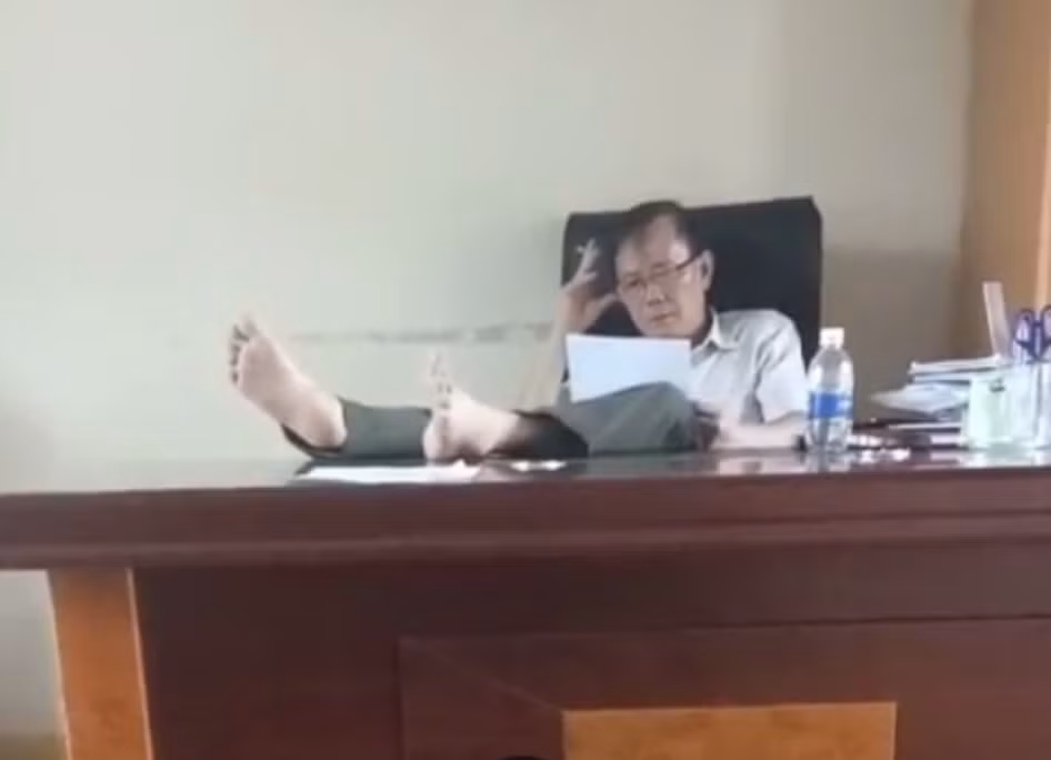 Hạt trưởng Hạt Kiểm lâm gác chân lên bàn làm việc xin…từ chức -0