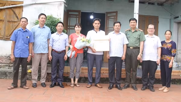 Khen thưởng công dân cứu 3 người đi xe bị mất phanh ở Tam Đảo