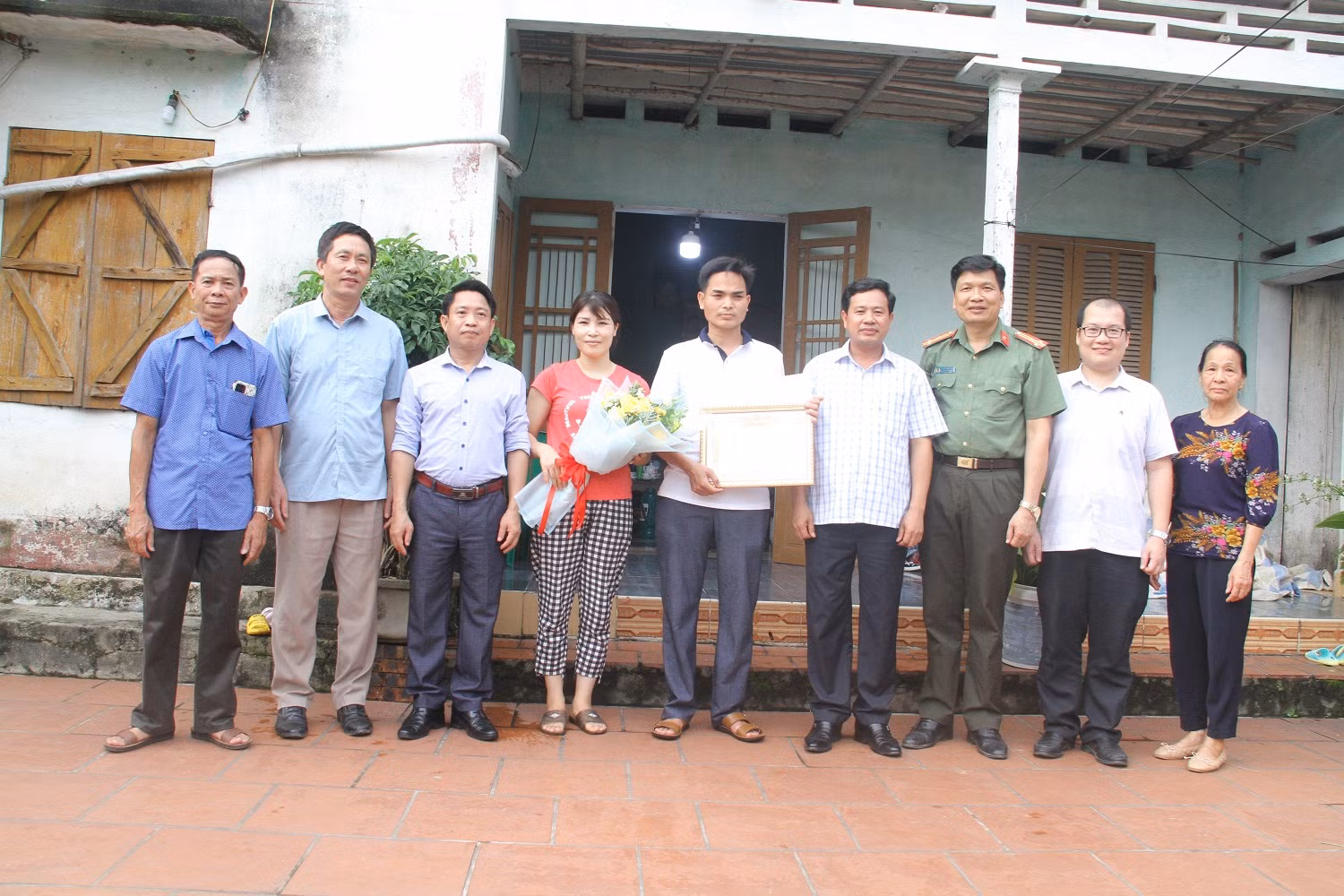 Trao thưởng đột xuất cho công dân cứu 3 người mất phanh ở Tam Đảo -0