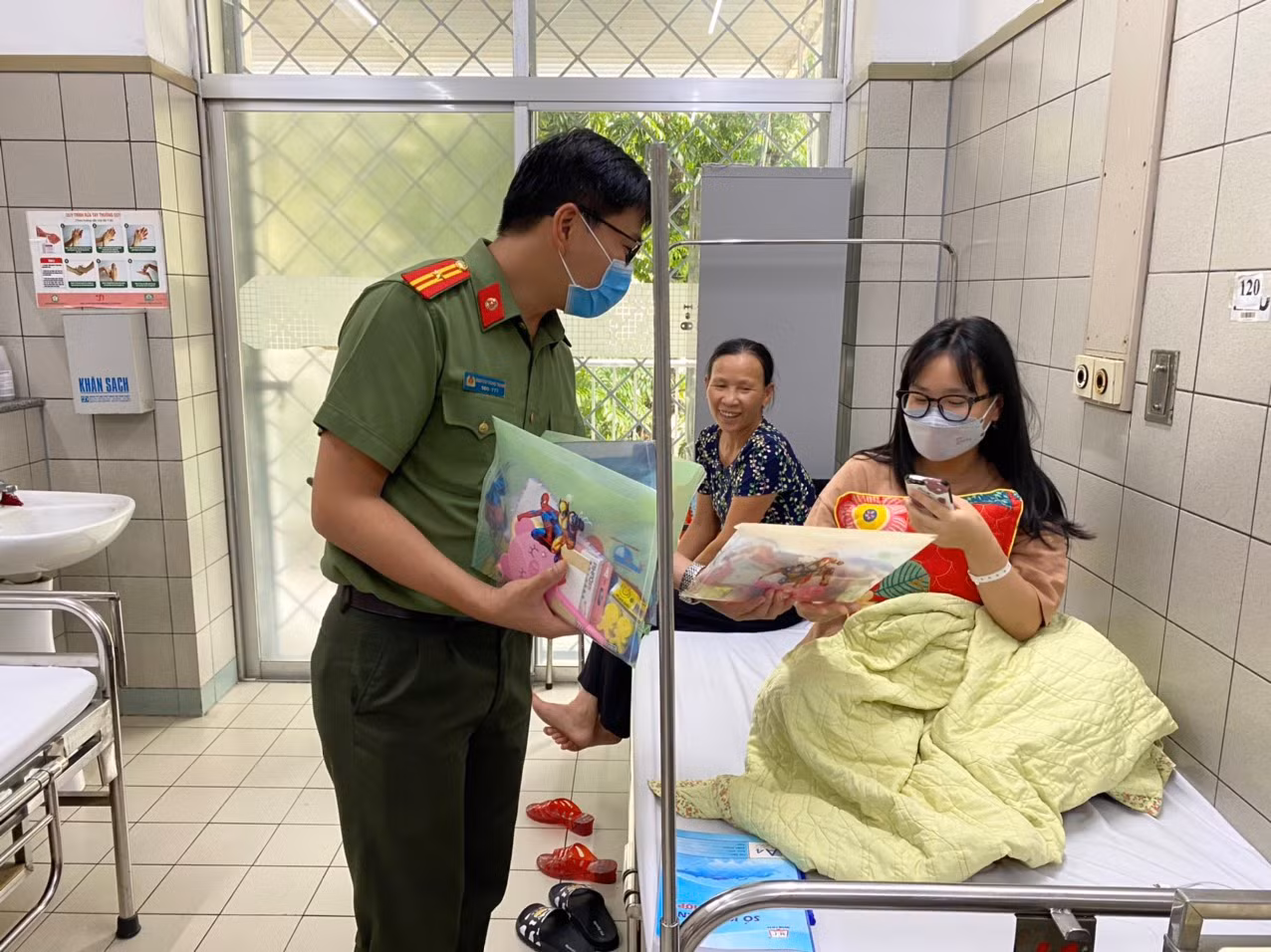 Những phần quà đến với bệnh nhi đang điều trị tại Bệnh viện Bạch Mai, nhân ngày Quốc tế thiếu nhi -1