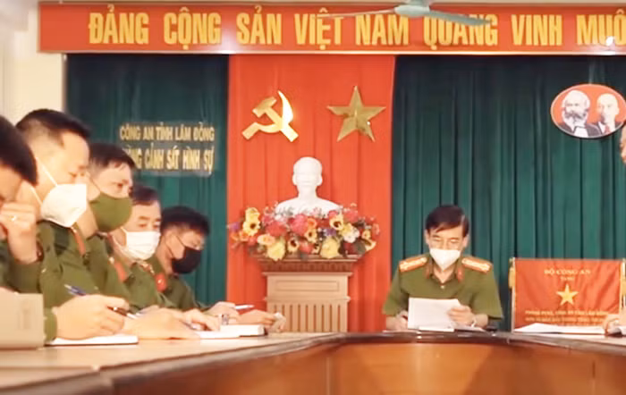 Chiếc dép lạ tố cáo tội ác -0
