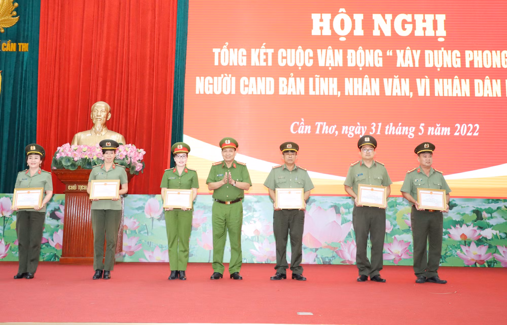 Xuất hiện nhiều gương điển hình vì nhân dân phục vụ -1
