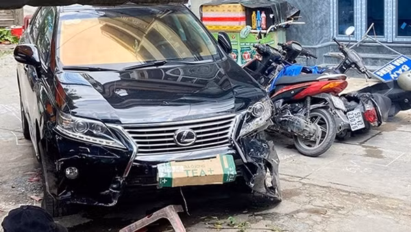 Xe Lexus tông dải phân cách ủi 7 xe máy rồi lao vào quán ăn