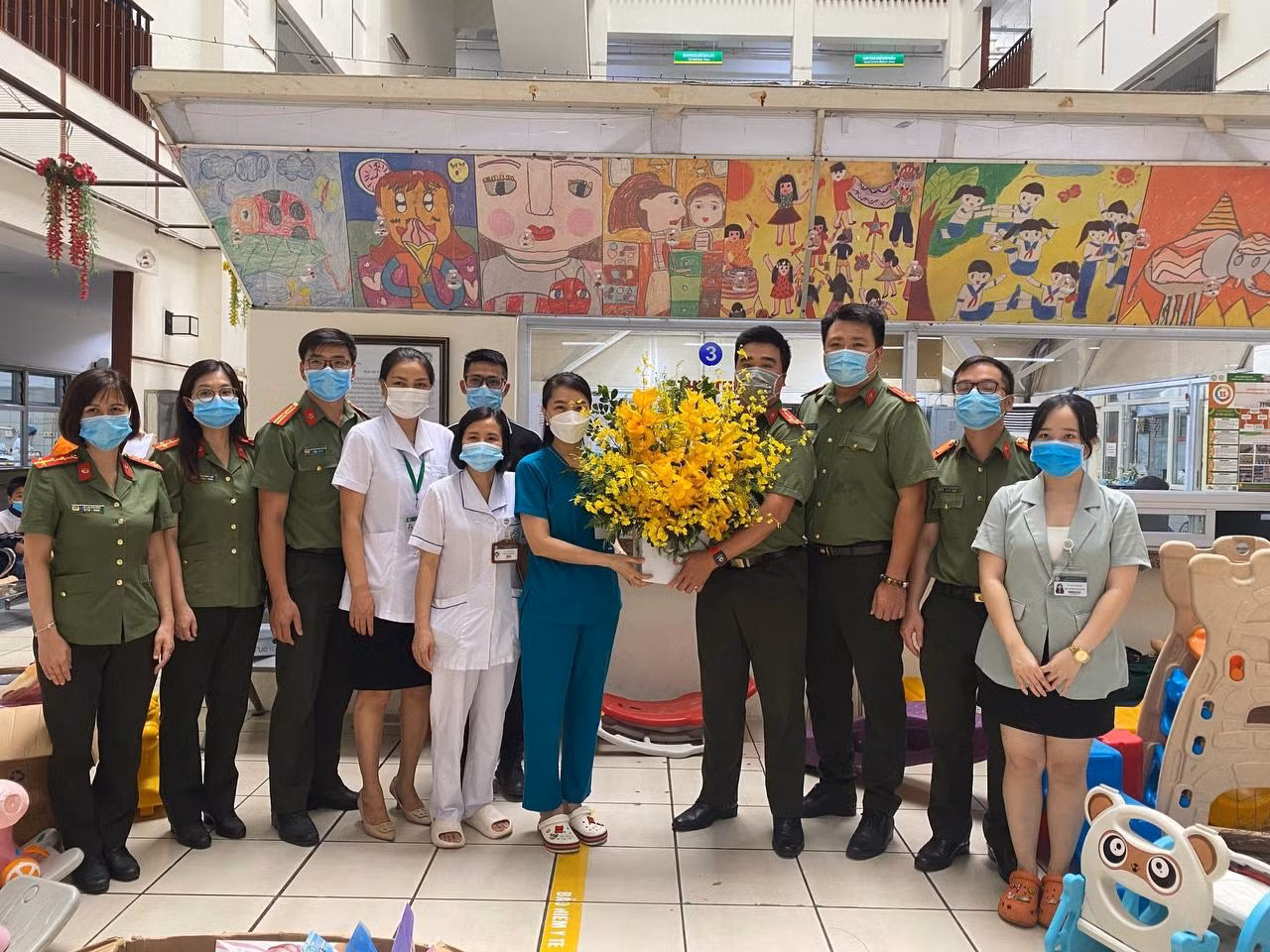 Những phần quà đến với bệnh nhi đang điều trị tại Bệnh viện Bạch Mai, nhân ngày Quốc tế thiếu nhi -0