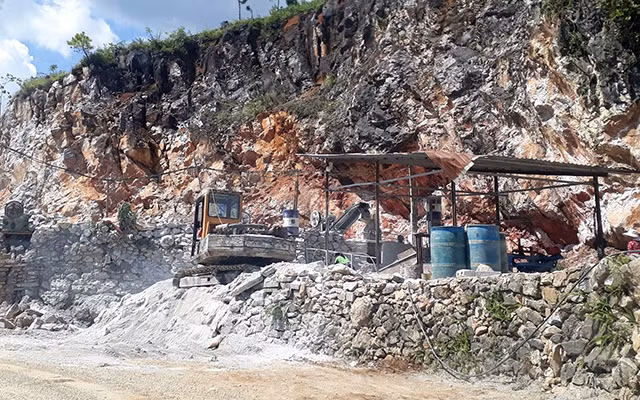 Nhức nhối nạn khai thác đá trái phép -0