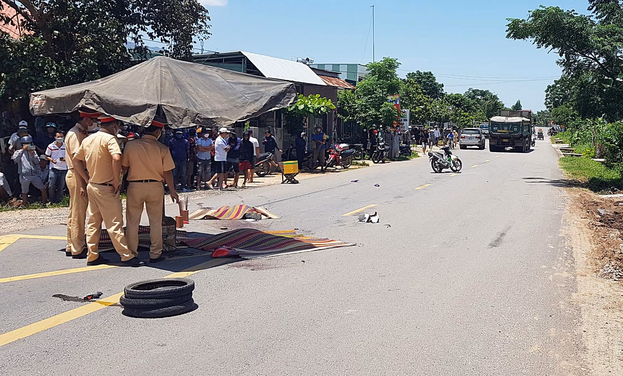 Va chạm xe tải ben, 2 vợ chồng đi xe máy tử vong -0