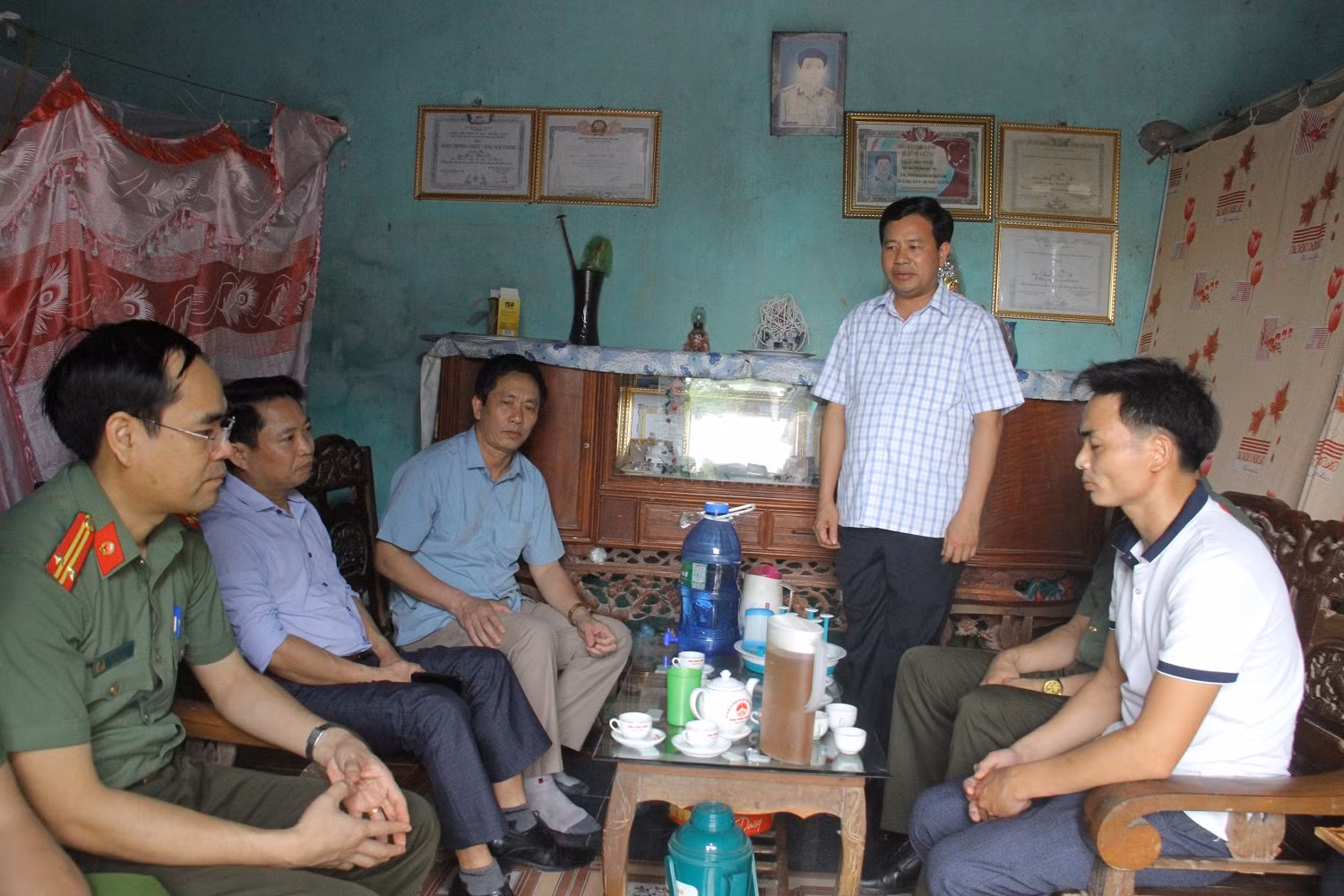 Trao thưởng đột xuất cho công dân cứu 3 người mất phanh ở Tam Đảo -0