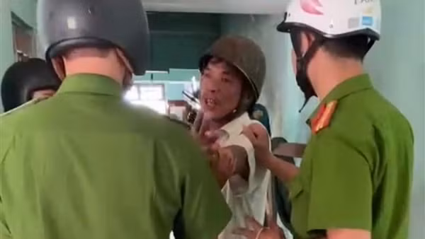 Tạm giữ hình sự người chồng dùng rựa chém vợ bốn nhát giữa phố