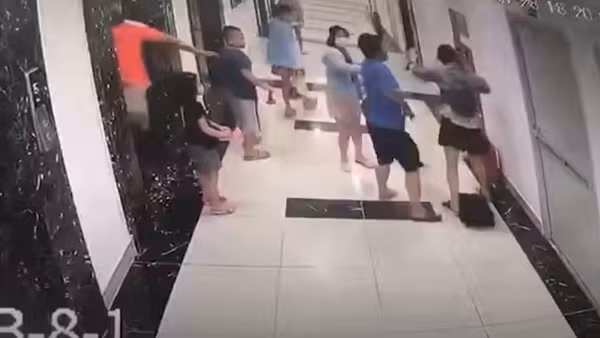 Điều tra vụ người đàn ông xô đẩy, hành hung cô gái tại thang máy