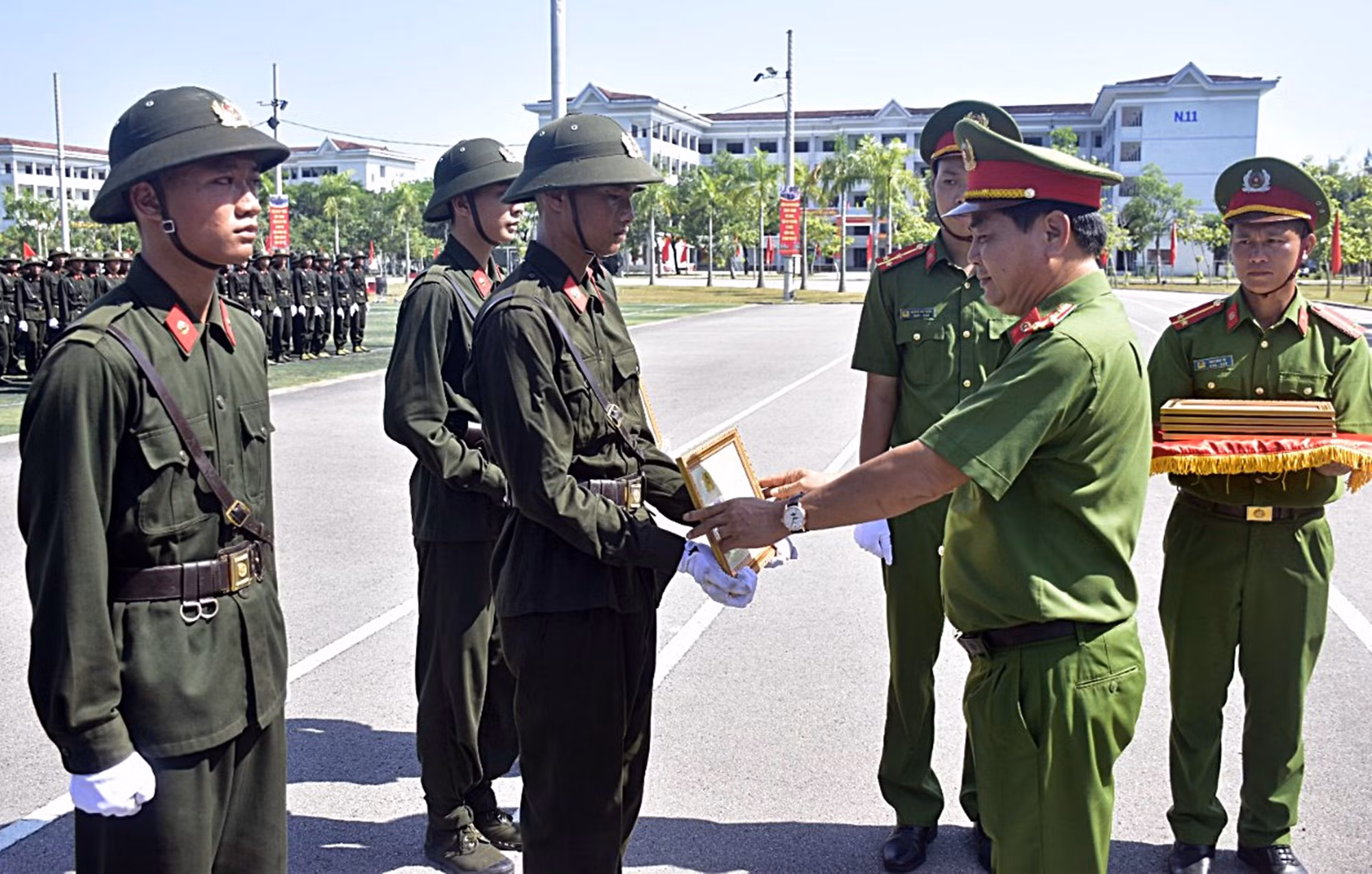 Gần 1.000 chiến sĩ hoàn thành khóa huấn luyện tại Trung đoàn CSCĐ Trung Bộ -0