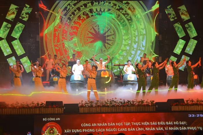 Sôi nổi hội diễn nghệ thuật quần chúng CAND khu vực 2 -0