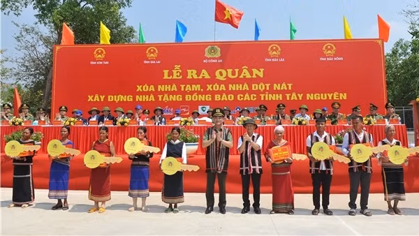 Ra quân xoá nhà tạm, nhà dột nát cho hộ nghèo ở Tây Nguyên